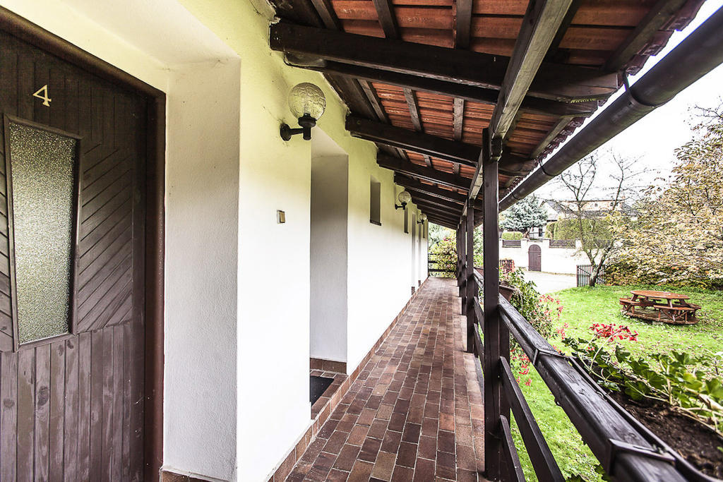 Pension U Dvou čápů Chocerady Exterior foto